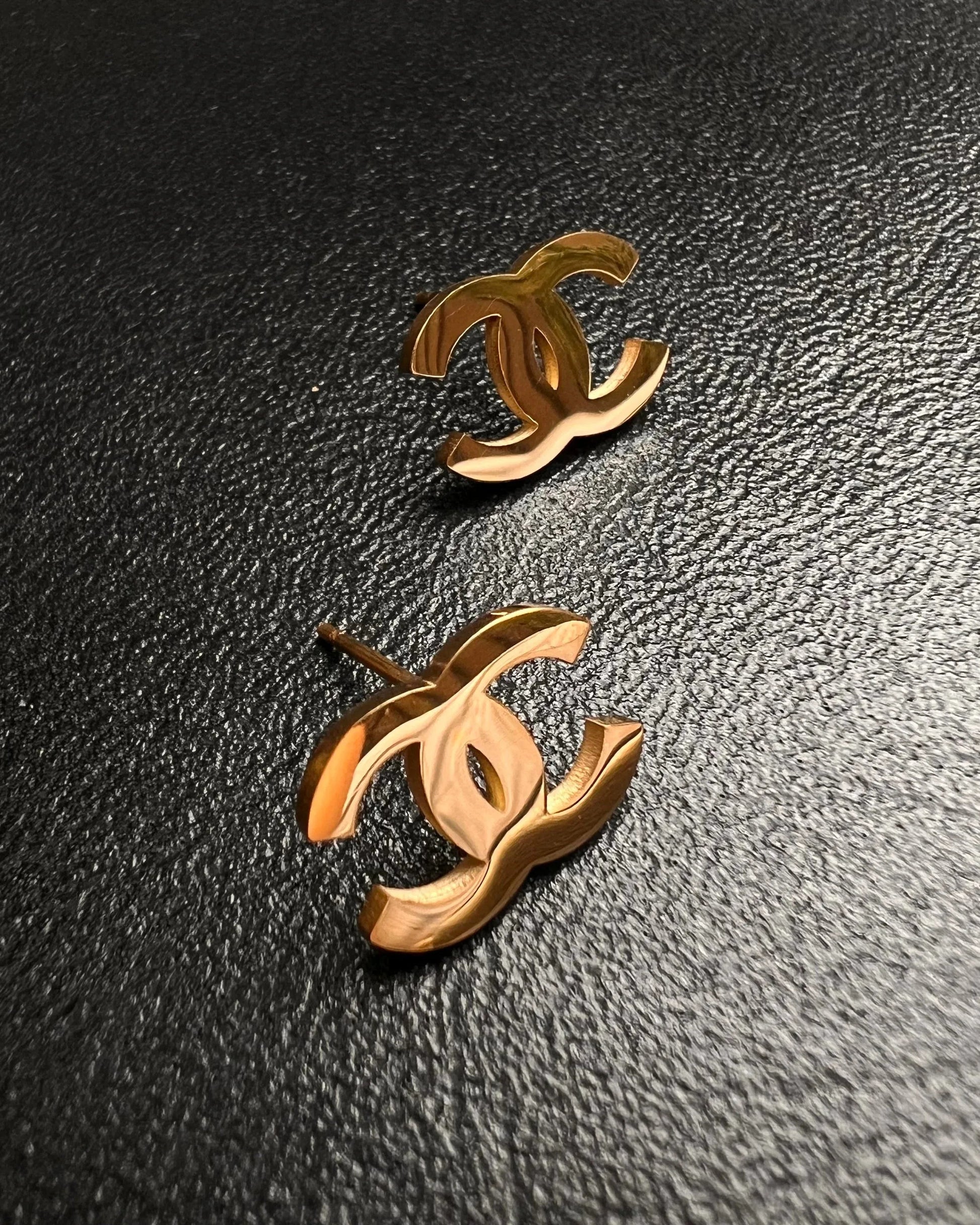 Gold C studs - Zaivraat
