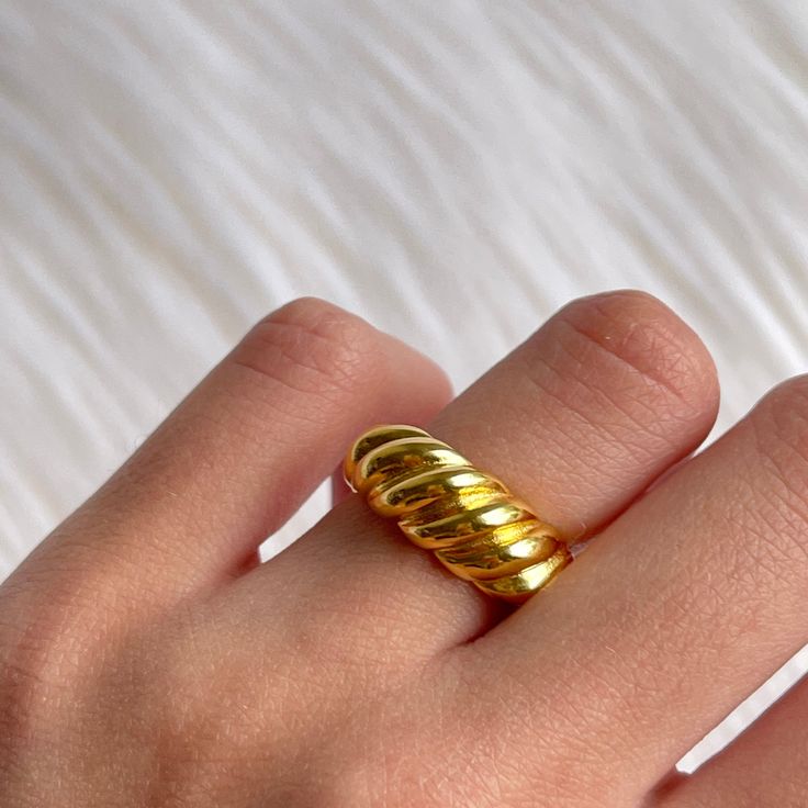 Croissant ring